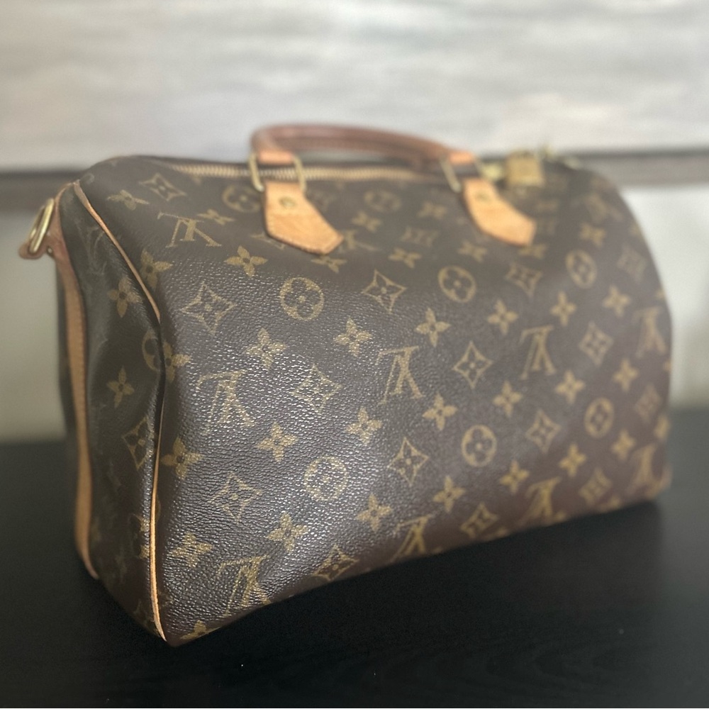 Authentic Louis Vuitton Monogram Pattern Speedy Bandoulière 30 with 2 Straps.